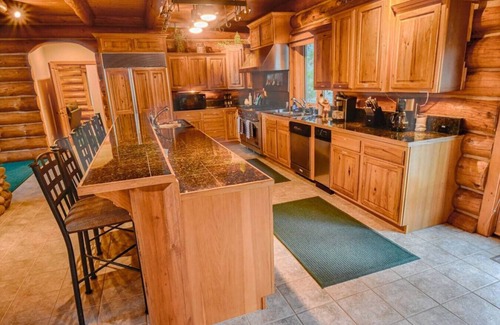 Tamarack Apartment | Cozy Log Cabin by Cascade Lake with Spa and Hot Tub