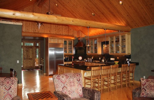 Emigrant House | Escape to Elk Run Ranch: Breathtaking Views Await!