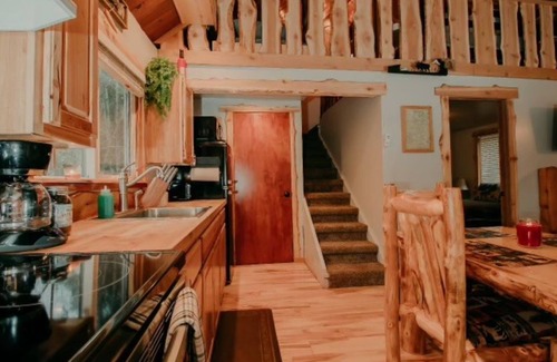 Randle Cabin | Relax at Elk Track Cabin: 2-Bedroom Retreat with Hot Tub