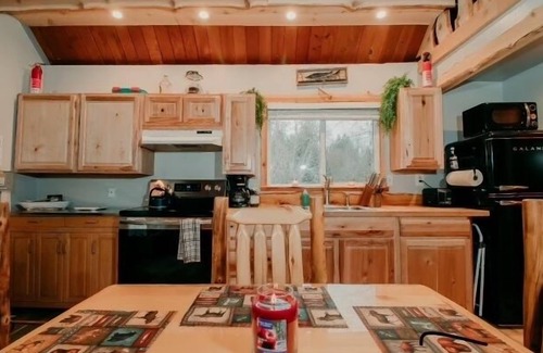 Randle Cabin | Relax at Elk Track Cabin: 2-Bedroom Retreat with Hot Tub