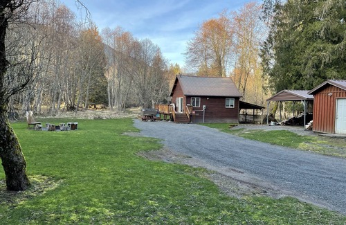 Randle Cabin | Relax at Elk Track Cabin: 2-Bedroom Retreat with Hot Tub