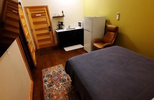 Elkader Hotel | Goldfinch Suites: Eco-Friendly Comfort with Breakfast & Hot Tub
