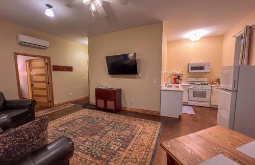Elkader Hotel | Goldfinch Suites: Eco-Friendly Comfort with Breakfast & Hot Tub