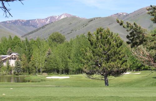Elkhorn Village Hotel | Family-Friendly Getaway at Elkhorn Angani 81 with Pool