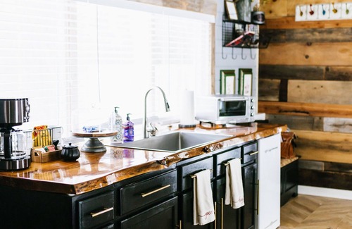 Wolverine Cabin | Elkhorn Log Cabin: Prime Location with Spa & Breakfast
