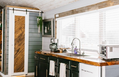 Wolverine Cabin | Elkhorn Log Cabin: Prime Location with Spa & Breakfast