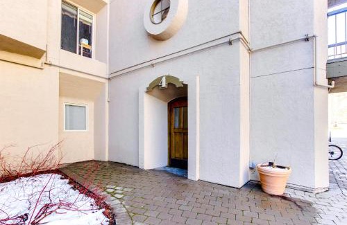 Elkhorn Village Hotel | Cozy Elkhorn Studio Condo with Pool & Hot Tub Access