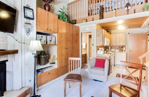 Elkhorn Village Hotel | Cozy Elkhorn Studio Condo with Pool & Hot Tub Access