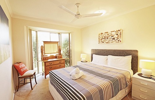 Merimbula Cabin | Ella Bleu: Ideal 3-Bedroom Home Near Town, Rated 9.8