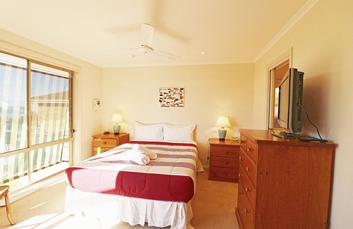 Merimbula Cabin | Ella Bleu: Ideal 3-Bedroom Home Near Town, Rated 9.8
