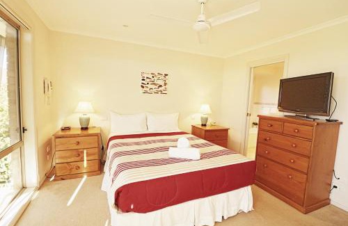 Merimbula House | Elegant Ella Bleu: Child-Friendly 4-Star Getaway