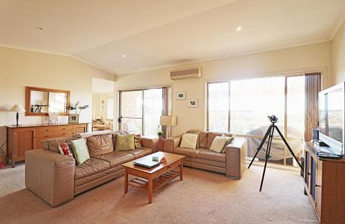 Merimbula House | Elegant Ella Bleu: Child-Friendly 4-Star Getaway
