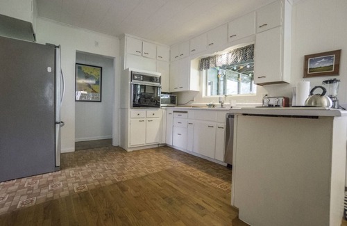Three Oaks House | Charming Ellie’s Cottage Near Pristine Cherry Beach