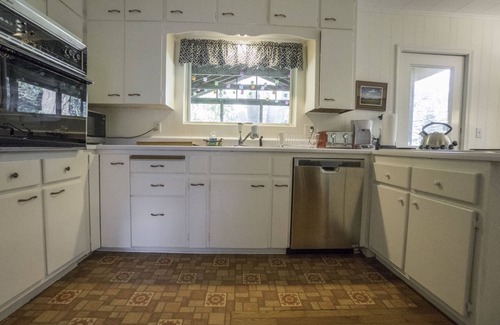 Three Oaks House | Charming Ellie’s Cottage Near Pristine Cherry Beach
