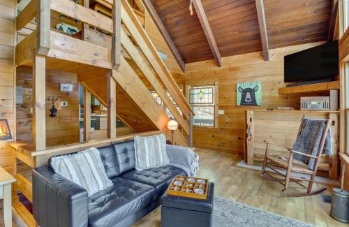Walnut Mountain House | Ellijay Cabin 7 Mi to Dtwn Hot Tub and Mtn Views