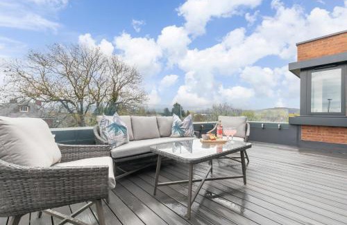 Gloucester Apartment | Elegant Elliot Oliver Penthouse with Terrace & Child Friendly