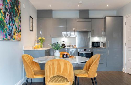 Gloucester Apartment | Modern 2 Bedroom Apartment with Parking in the Docks
