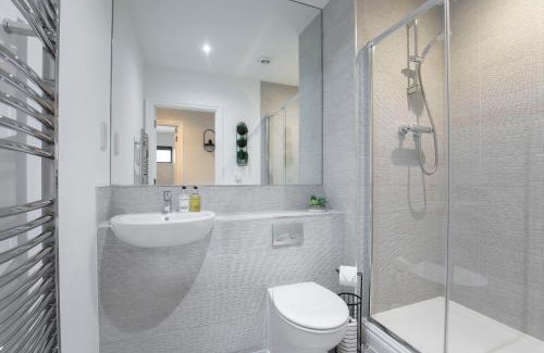 Gloucester Apartment | Modern 2 Bedroom Apartment with Parking in the Docks