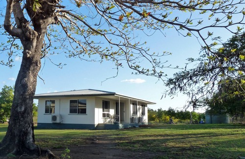 Guthalungra House | Explore Elliot River Retreat: Pet-Friendly with Riverside Fun