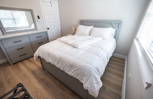 Enchanted Oaks House | Beautiful Ellis Island Lake House: Guest Rated 9.8, Pet Friendly