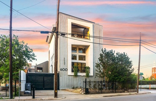 Old East Dallas House | Modern Oasis at Ellum House with Pool & Kitchen Amenities