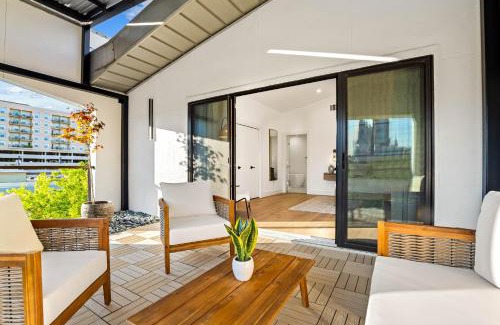 Old East Dallas House | Cozy Ellum House: Oceanfront Bliss with Pool Access