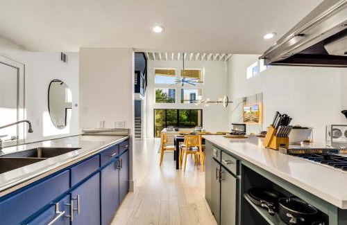 Old East Dallas House | Cozy Ellum House: Oceanfront Bliss with Pool Access