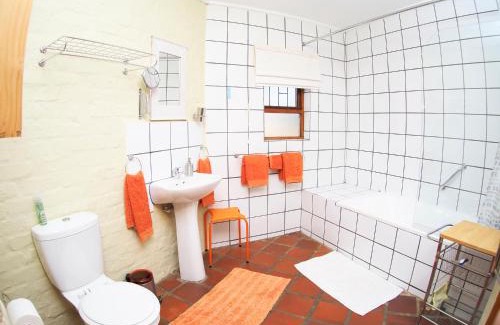 Darling Bed & Breakfast | Cozy Elly's Place B&B: Family-Friendly with Pool Access