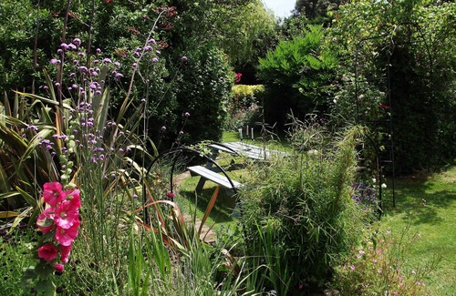 Chichester Cottage | Elm Cottage in Goodwood: Pet-Friendly Retreat with Pool