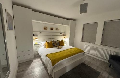 Schull House | Elm Grove: Oceanfront Retreat with Perfect 10 Ratings