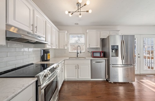 West Omaha House | Elm: Peaceful Pet-Friendly Retreat with High Guest Ratings