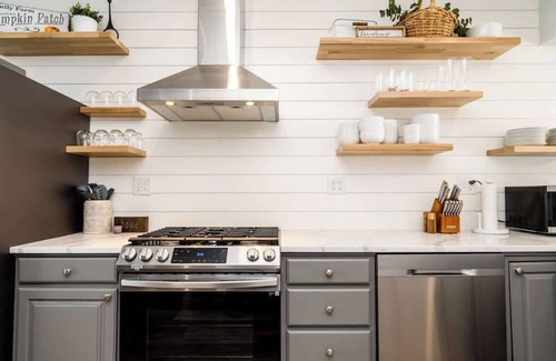 Three Oaks House | Elm Street Retreat: Steps from Journeyman Distillery & Fun