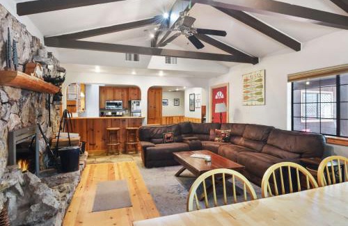 Tahoma House | Elm Street Getaway Sleeps 8