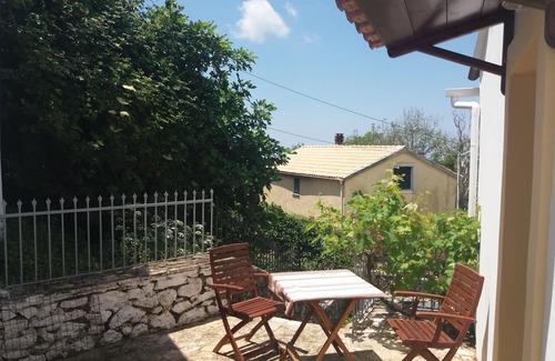 Petaleia House | Discover Unique Elm Tree: Pet-Friendly Retreat in Pantokratoras
