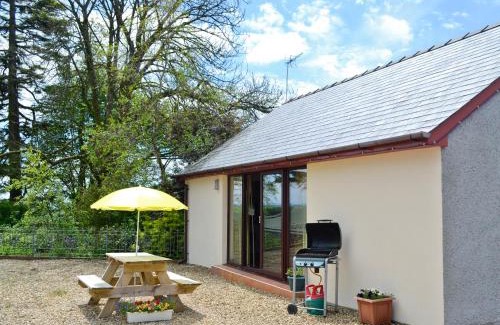 Llanybri House | Pet-Friendly Elm View: A Family Retreat Awaits You