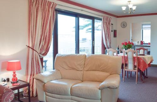 Llanybri House | Pet-Friendly Elm View: A Family Retreat Awaits You