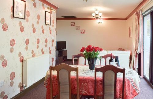 Llanybri House | Pet-Friendly Elm View: A Family Retreat Awaits You