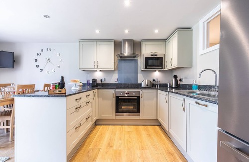 Cutnall Green Apartment | Discover Elmbridge Farm Warbler Lodge: Family-Friendly Retreat