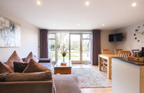 Cutnall Green Apartment | Discover Elmbridge Farm Warbler Lodge: Family-Friendly Retreat