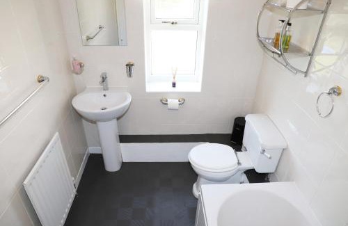 Arrathorne House | Discover Elmfield House: 4-Star Stay with Family-Friendly Perks