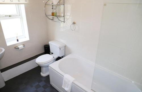 Arrathorne House | Discover Elmfield House: 4-Star Stay with Family-Friendly Perks