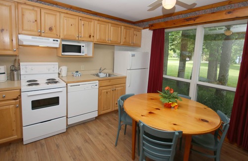 Otonabee-South Monaghan Cottage | Scenic Elmhirst's Resort with Lake Views and Pool Access