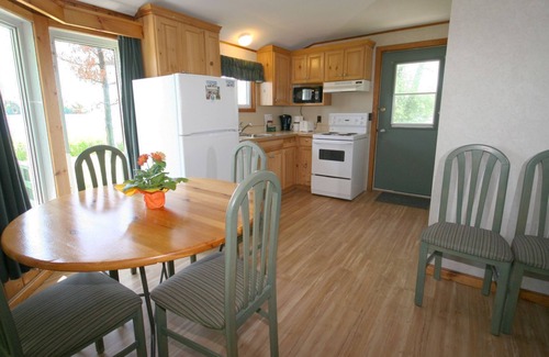 Otonabee-South Monaghan Cottage | Scenic Elmhirst's Resort with Lake Views and Pool Access