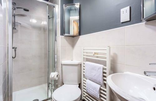 Ayr Apartment | Experience Comfort at Elms Way No33 - Donnini Apartments