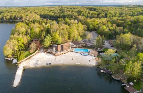 Hamlin House | Elmwood Escape: A Cozy Retreat with Pool & Family Fun