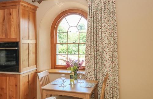 Longnor Apartment | Elmwood: 4-Star Hotel with 10/10 Guest Satisfaction