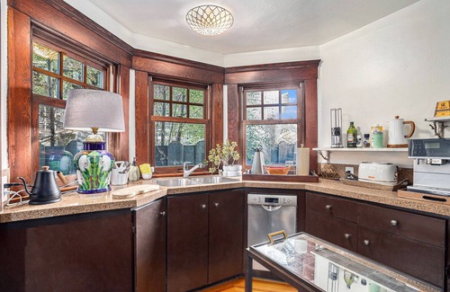 Upper Telegraph House | Welcoming Elmwood House in Berkeley - Pet Friendly & Cozy