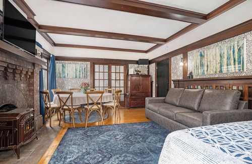Upper Telegraph House | Welcoming Elmwood House in Berkeley - Pet Friendly & Cozy