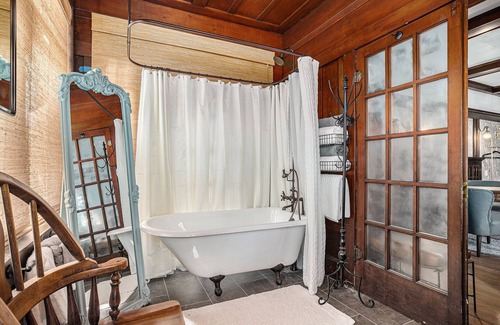 Upper Telegraph House | Welcoming Elmwood House in Berkeley - Pet Friendly & Cozy