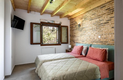 Dafnata Apartment | Exceptional Eloise Apartments - Pet and Child Friendly Stay